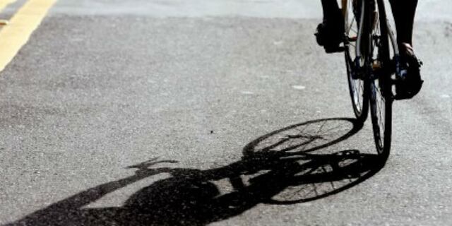 Ciclista panameño recorre la isla en bicicleta