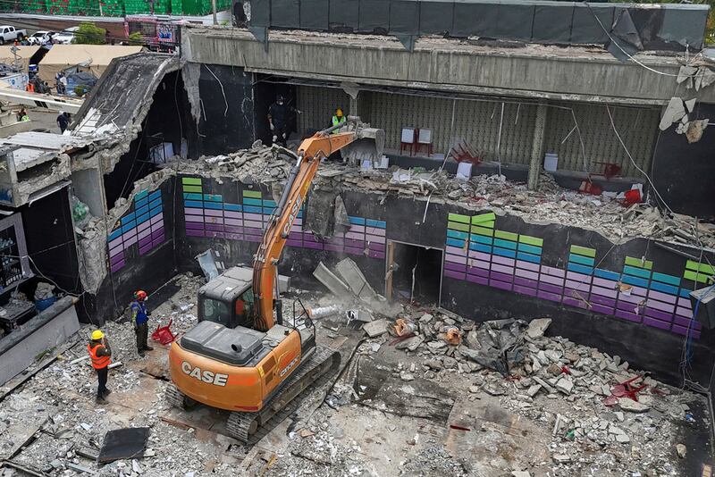 Una excavadora trabaja en el sitio de la discoteca Jet Set. (Foto AP/Matias Delacroix)