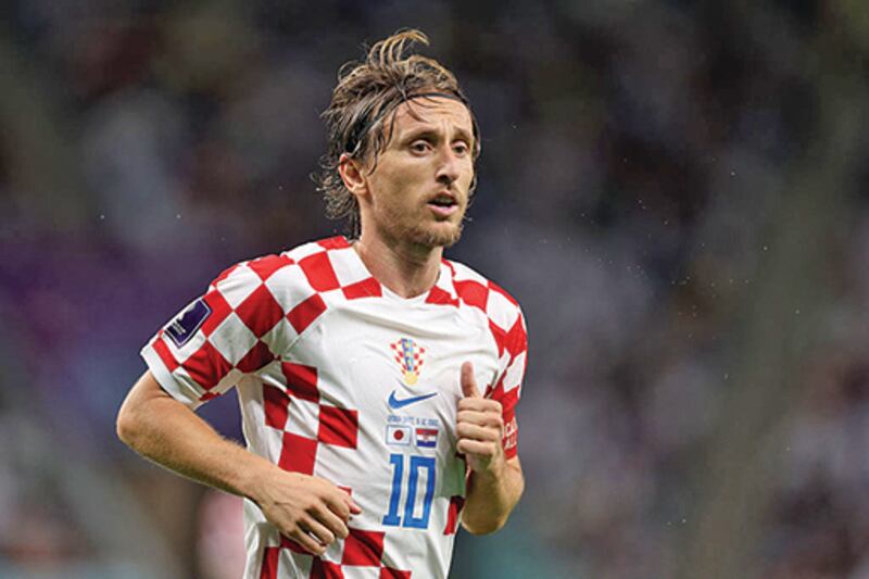 AL WAKRAH, QATAR - 5 DE DICIEMBRE En acción Luka Modric, de Croacia, durante un partido contra Japón en el estadio Al Janoub, en Qatar.
