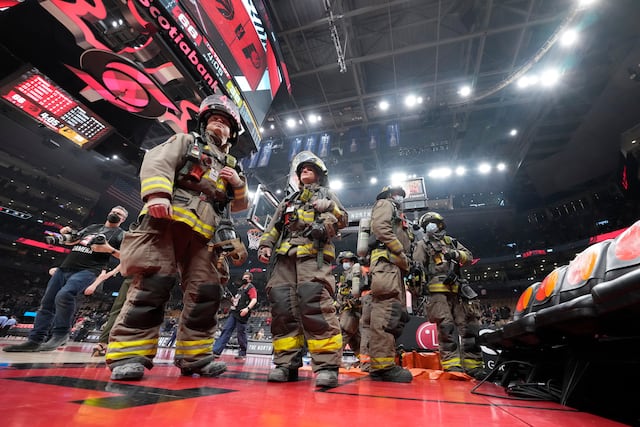 VIDEO: Suspenden Raptors-Pacers por incendio en la cancha