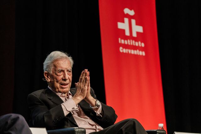 Hospitalizado por COVID-19 el escritor Mario Vargas Llosa