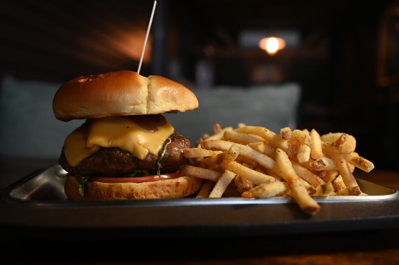 Whisky Barbeque Burger servido con papas trufadas.