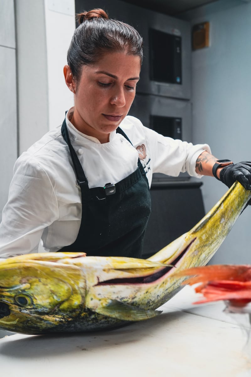 Chef ejecutivo Ciarán Elliott y la sous chef puertorriqueña Mariseli Fuentes, lideran el equipo culinario del 1919 Restaurant en el Condado Vanderbilt.