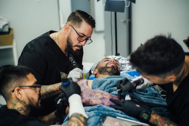Molusco se somete a más de cinco horas de sedación para hacerse un tatuaje