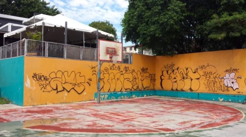 Cancha de baloncesto antes de realizarse el mural.