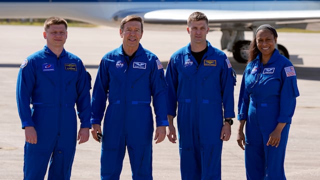 Astronautas regresan a la Tierra tras problemas en cápsula de Boeing y huracán Milton