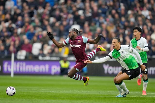 Liverpool empata en West Ham y el título de la Premier se le aleja