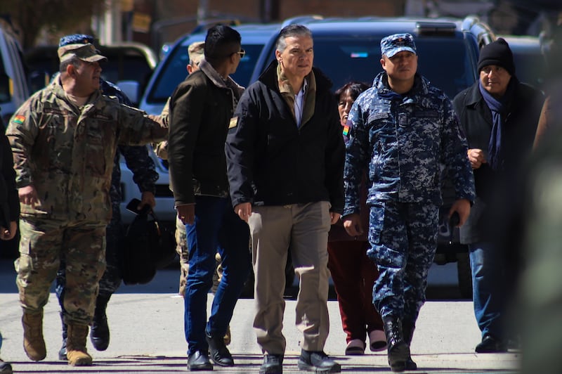 El ministro de Defensa, Ernesto Justiniano (c) llega a la zona afectada por una explosión en un cuartel militar este sábado, en Viacha (Bolivia). EFE/ Gabriel Márquez