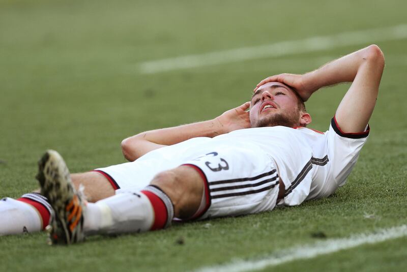 Fotografía de archivo del 13 de julio de 2014, en la que puede verse al centrocampista alemán Christoph Kramer, tendido sobre el terreno de juego tras recibir un golpe, durante la final del Mundial de Fútbol de Brasil 2014, que disputaron Alemania y Argentina. EFE/Ballesteros