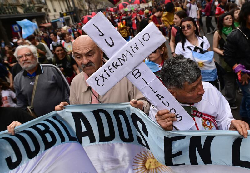 Personas participan en 'la marcha de la bronca' contra el programa económico del Gobierno del presidente de Argentina, Javier Milei, este sábado en Buenos Aires (Argentina). EFE/ Matias Martin Campaya
