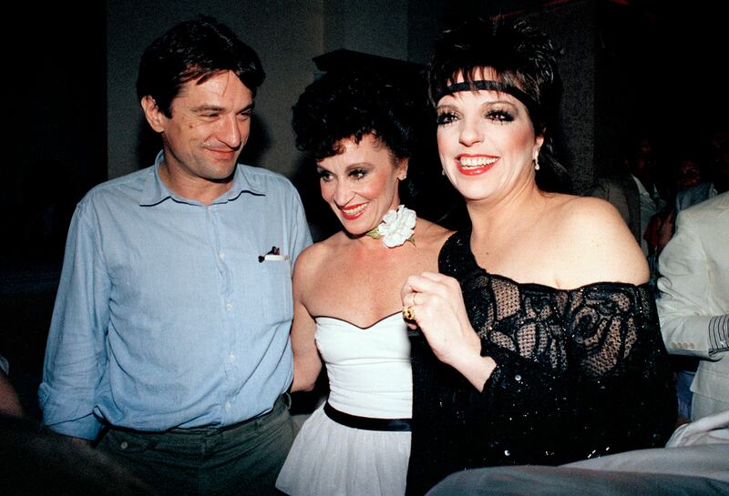 Liza Minnelli, a la izquierda, aparece con la actriz Chita Rivera, en el centro, y  Robert De Niro, durante una fiesta que Minnelli organizó en honor a Rivera por ganar el premio Tony a la mejor actriz por 