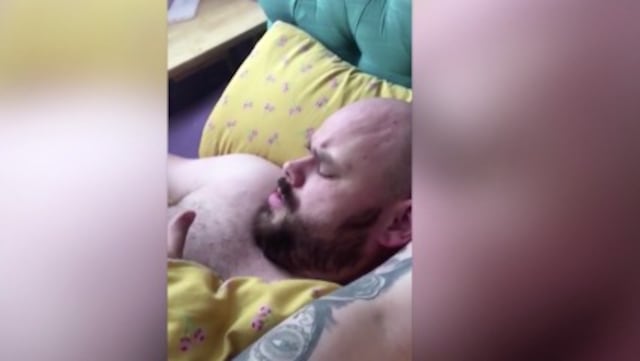 Se venga de su marido que no la ayudó con su bebé con "pegajosa" broma