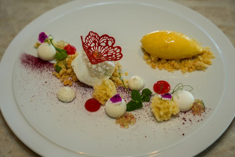 Coconut Cloud Namelaka – Caviar Barrilito, crumble especiado con jengibre, helado de cazuela de chef Yelitza Martínez.