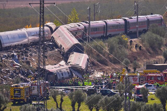 Suben a 69 los muertos por choque de trenes en España