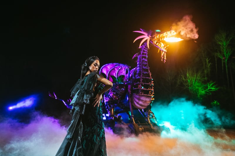 El nuevo vestido de novia de Maléfica de Disney se muestra en Magic Kingdom Park en Walt Disney World Resort en Lake Buena Vista, Florida. Es uno de los cuatro nuevos vestidos inspirados en los villanos de Disney y presentados como parte de la colección Disney's Fairy Tale Weddings 2024 de Allure Bridals. Inspirado en la villana de “La Bella Durmiente” de Disney, el vestido presenta brillantes adornos de terciopelo verde y delicados apliques de encaje superpuestos sobre organza negra. El vestido también está disponible en una versión marfil, que ofrece detalles de encaje de gasa para un toque más suave.