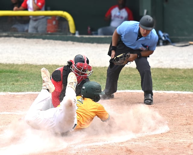 Victoria de los Taínos de la UAGM empata la serie final de béisbol