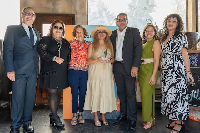 Escritora boricua recibe premio “El Barco de Vapor Puerto Rico” por “Dos detectives y un gato”