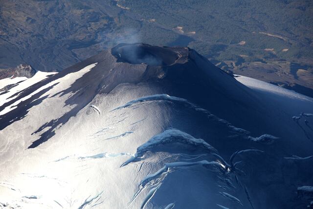 Chile sube nivel de alerta por actividad de volcán Villarrica