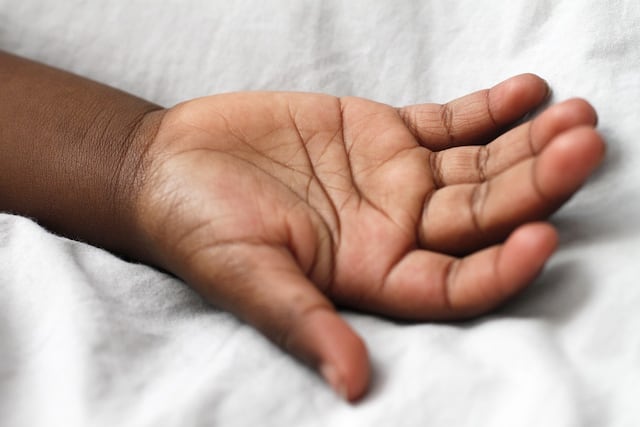 Niña de cinco años resulta con trauma craneal tras presunta caída