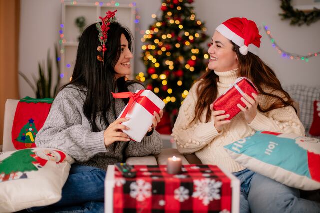 Adiós a los intercambios navideños tradicionales: esta dinámica moderna está fascinando a todos
