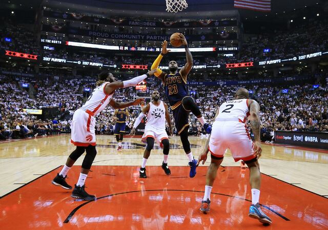 LeBron James y los Cavs completan barrida de los Raptors