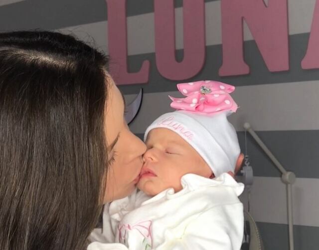 Actriz Ximena Dique presenta a su hija Luna