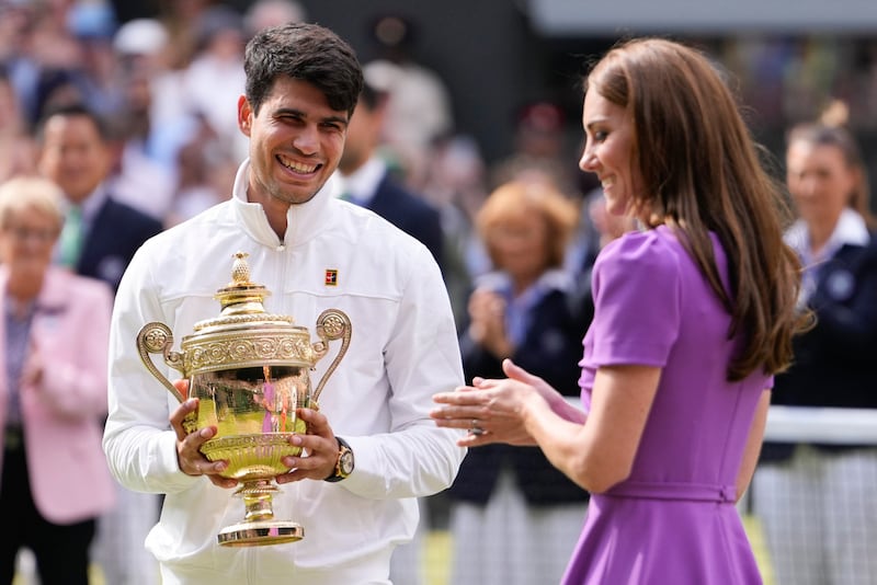 Carlos Alcaraz reacciona tras recibir su trofeo de manos de Kate, Princesa de Gales. (AP Photo/Alberto Pezzali)