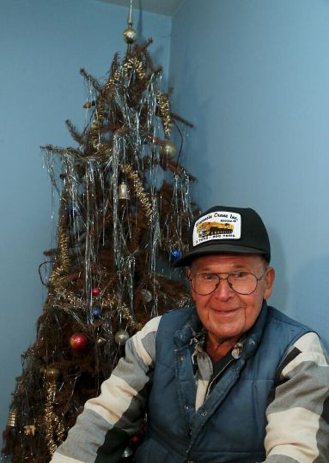 Hombre no ha quitado el árbol de Navidad en 40 años