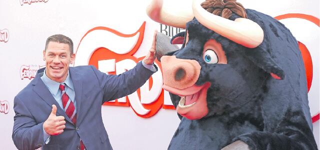 John Cena: El temido luchador se transforma en un afectuoso toro