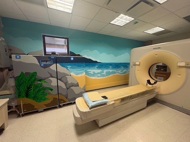 Pintan mural en Centro de Imágenes del Children’s Hospital para calmar a pacientes pediátricos