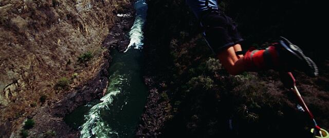 Mujer muere haciendo bungee jumping en Colombia, se lanzó al vacío sin cuerda