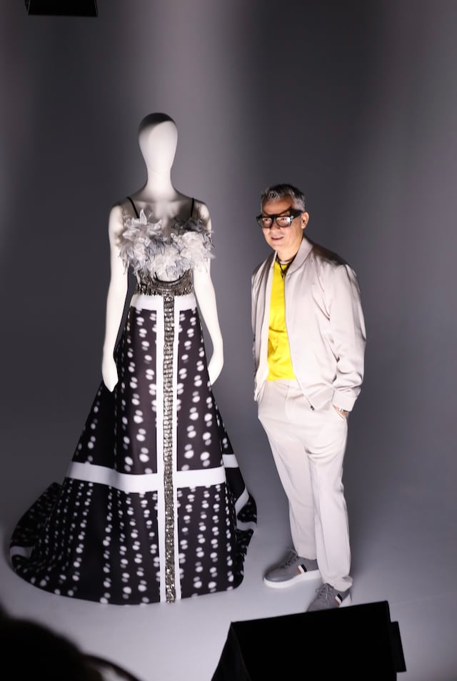 Diseñador de modas Gustavo Arango desafía su creatividad en Mirage Visage Spring-Summer 2023