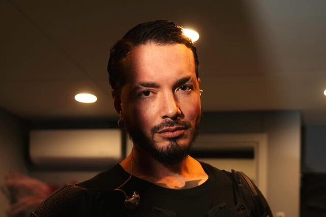 J Balvin le tira a sus ‘haters’ utilizando dos serpientes, pero no salió como esperaba