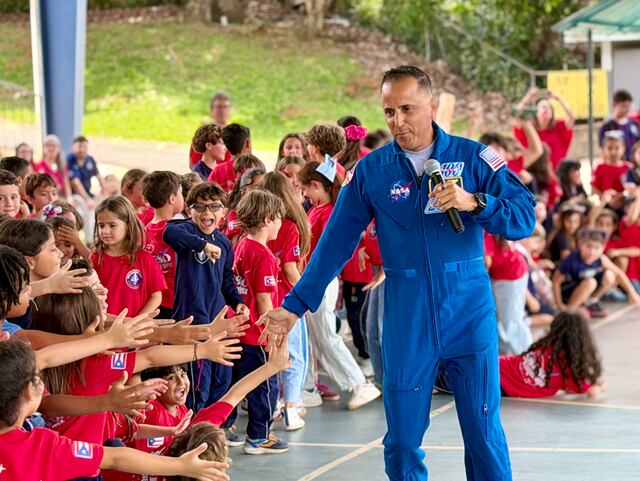 Astronauta boricua Joseph Acabá a estudiantes en Puerto Rico: “Si yo lo puedo hacer, ustedes también”