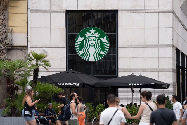 Starbucks cerrará cientos de tiendas y anuncia despidos masivos en Norteamérica