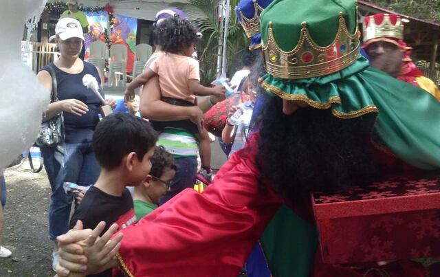 Niños comparten con los Reyes Magos en bosque San Patricio