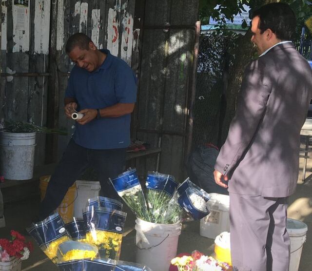 Rosselló le lleva flores a la primera dama
