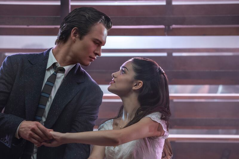 Ansel Elgort interpreta a Tony y Rachel Zegler a María en West Side Story.