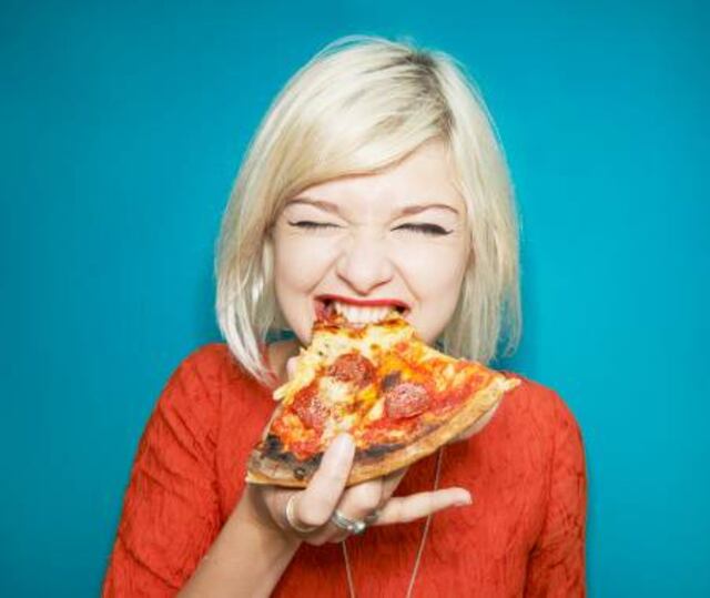 Mujer adelgaza tres kilos comiendo pizza