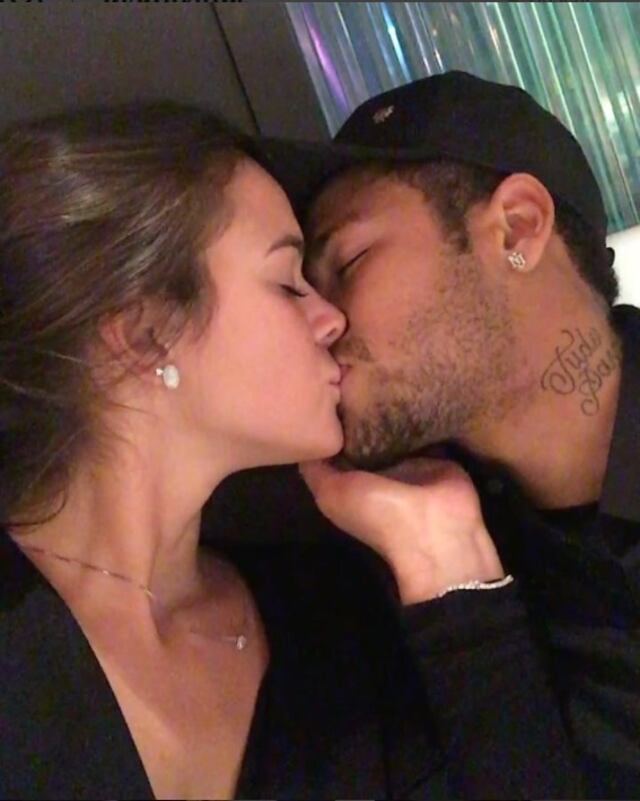 Novia de Neymar roba miradas con su atuendo en Carnaval de Río