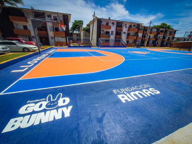 Fundación de Bad Bunny y los Cangrejeros restauran cancha en residencial Llorens Torres