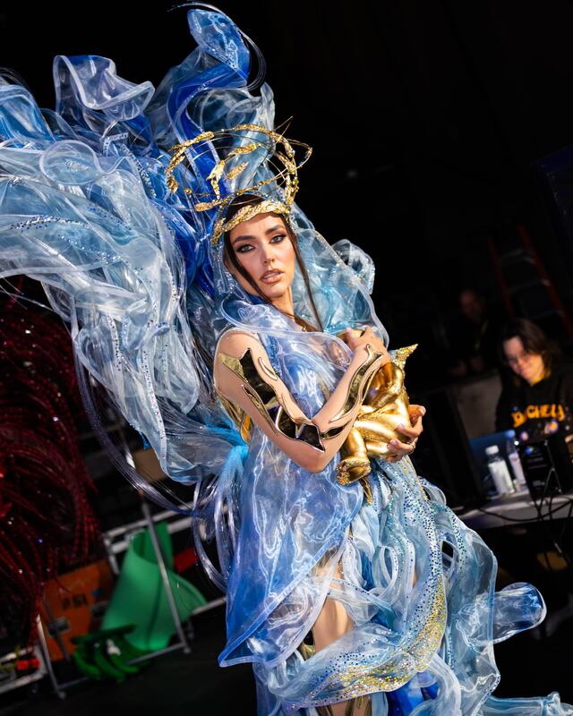 Miss Ucrania impacta con su conmovedor traje de fantasía llamado “Madre protectora” en Miss Universo 2023