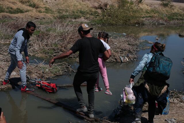 Video capta a migrantes ahogándose al tratar de cruzar de México a EEUU; no han sido localizados