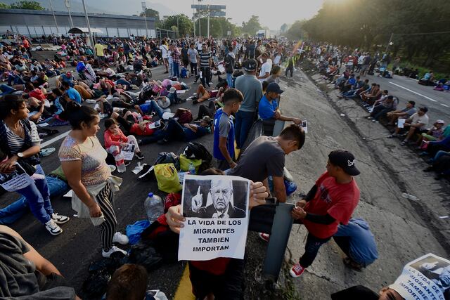 Migrantes bloquean aduanas al sur de México exigiendo libre tránsito por el país