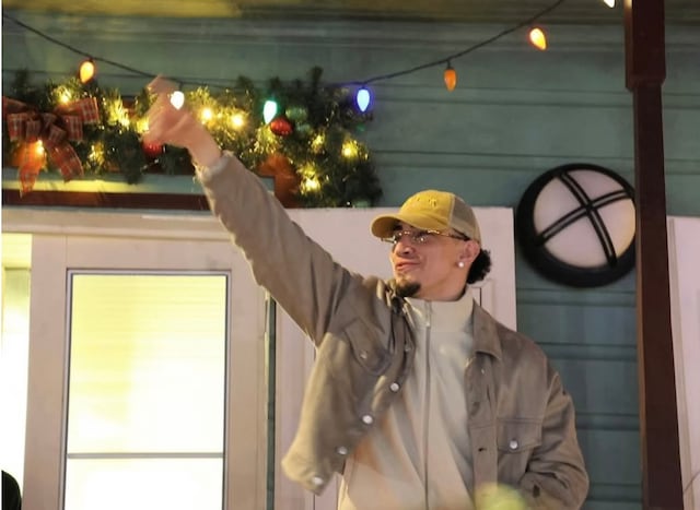 Llega Omar Courtz al “listening party” de Bad Bunny en Cayey