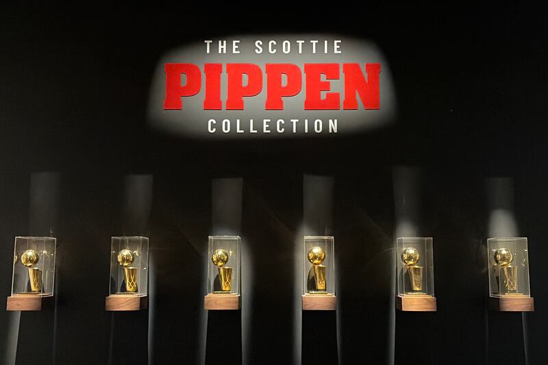 Fotografía que muestra trofeos ganados en la NBA que forman parte de la colección del exbasquetbolista Scottie Pippen en Nueva York (Estados Unidos). EFE/Jan Téllez Asensio
