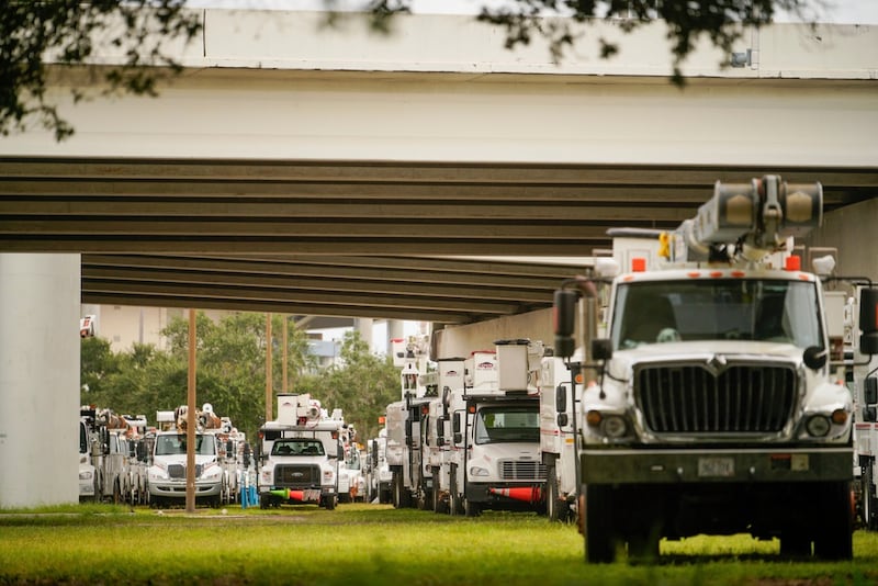 Brigadas de empresas eléctricas se preparan en St. Petersburg, Florida, para restaurar el servicio previo a la llegada del huracán Helene. (Martha Asencio-Rhine/Tampa Bay Times via AP)