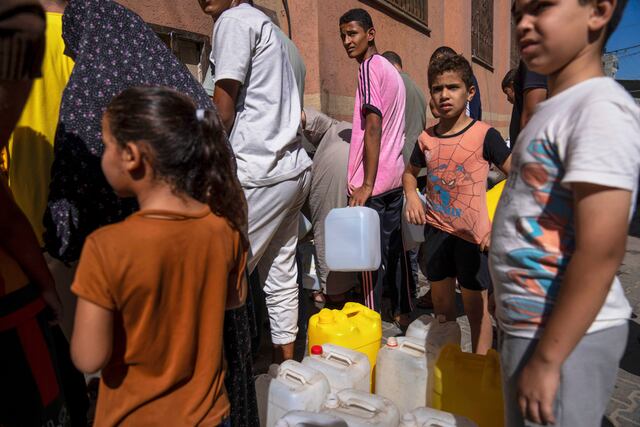 Gaza bajo el asedio israelí: Filas para conseguir pan, agua amarillenta y explosiones que no cesan