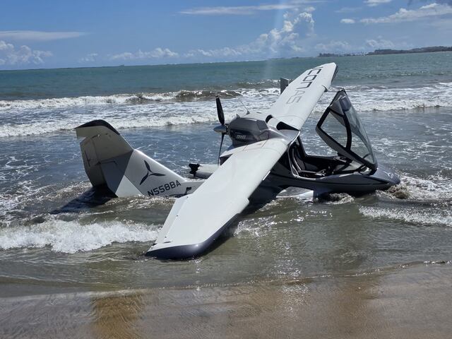 Avioneta se estrella en playa de Levittown