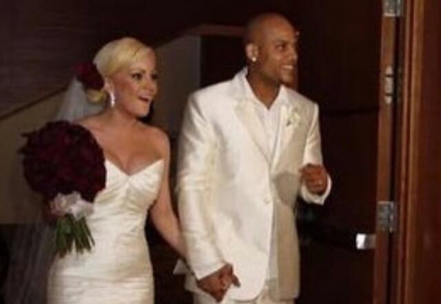 Larry Ayuso felicita a La Burbu en el aniversario de su matrimonio